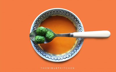 Crema di zucca e lenticchie rosse con gnocchi verdi