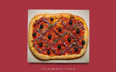 Pichade (“pizza” di Mentone con pomodoro, cipolle, acciughe e olive)